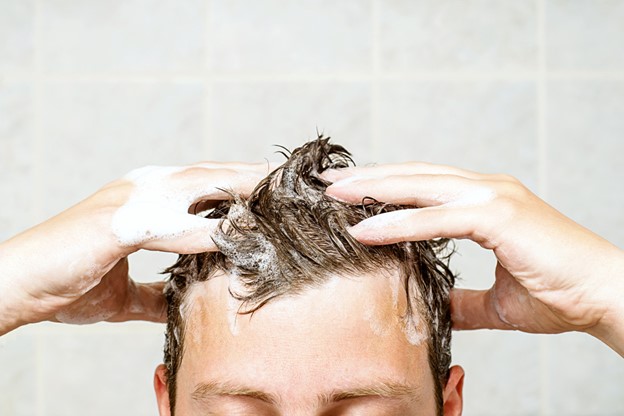 نحوه صحیح شستشو سر برای کنترل ریزش مو