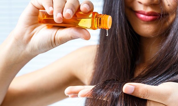 ماساژ دادن موها با روغن نارگیل و زیتون