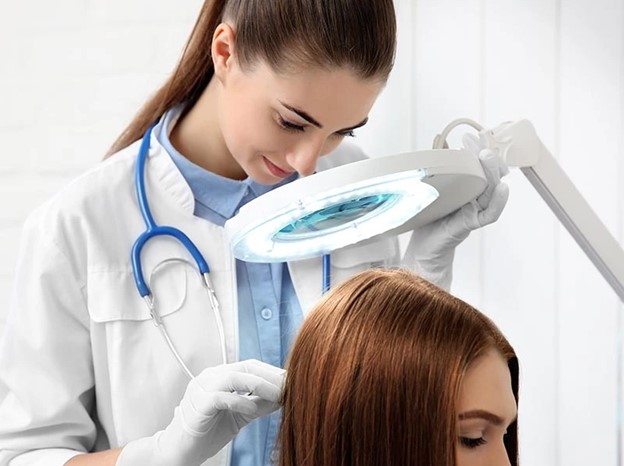 مشورت با پزشک برای ریزش مو